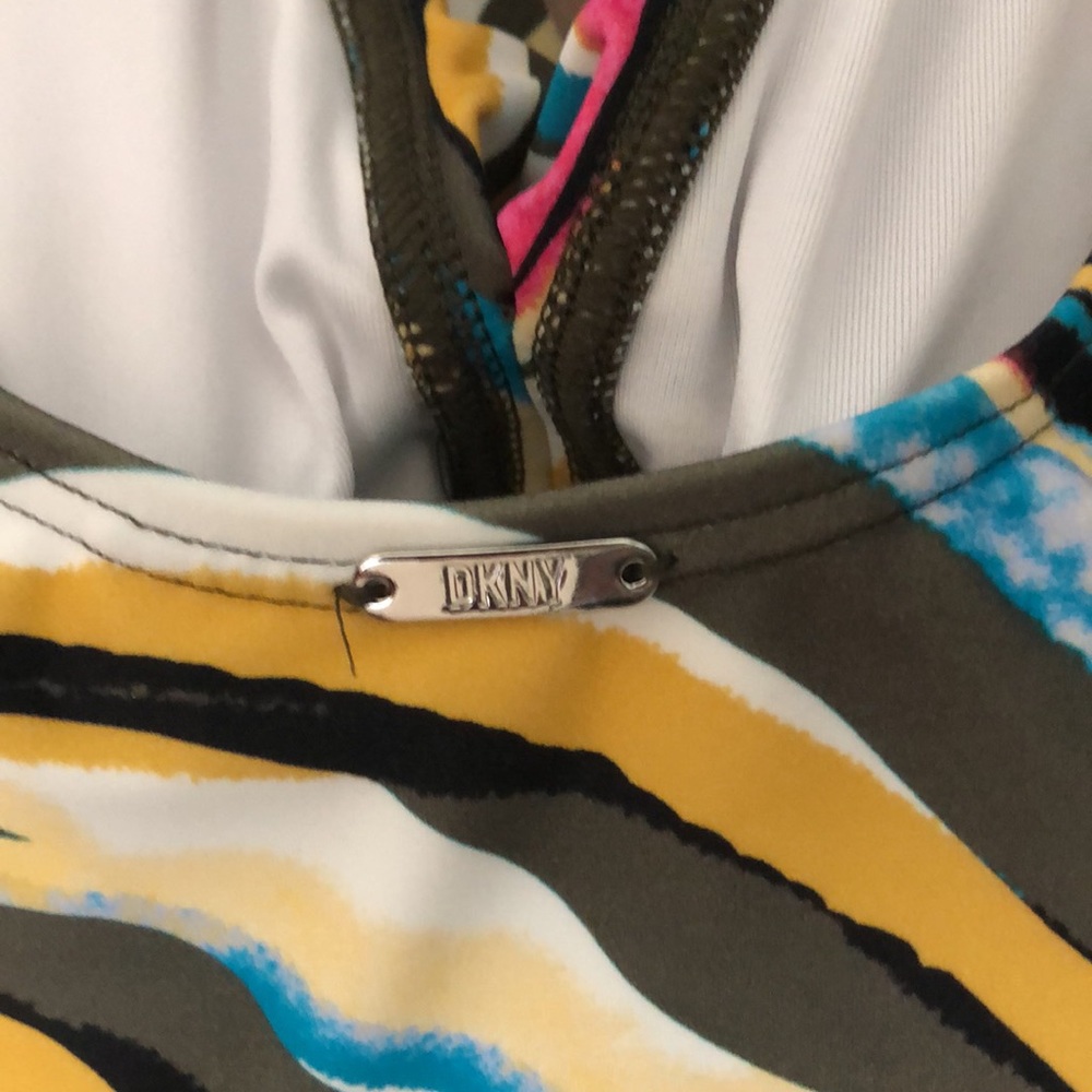 New DKNY PRINTED RUFFLED TUMMY-CONTROL ONE-PIECE SWIMSUIT - Picture 16 of 17